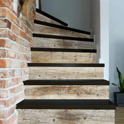 contremarches adhésives imitation bois brut clair pour rénovation escalier